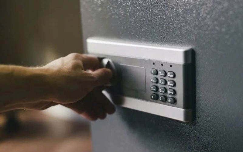 kiểm tra khóa cửa hệ thống tự nhiên