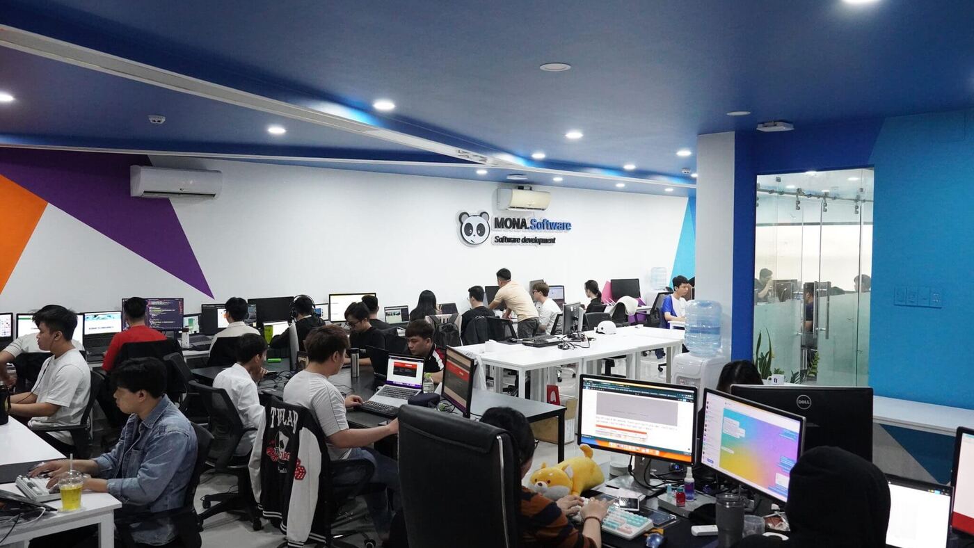 Toàn cảnh sàn làm việc MONA Software với nhiều dãy bàn máy tính